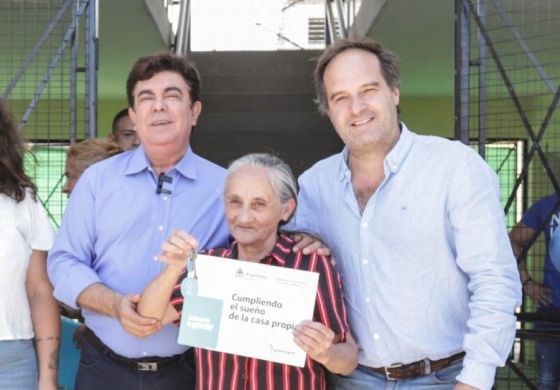 La Matanza: Fernando Espinoza y Santiago Maggiotti entregaron viviendas en Lomas del Mirador