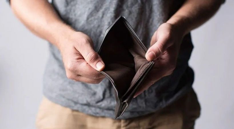 El derrumbe salarial de los estatales: 31,9% menos en un año y medio
