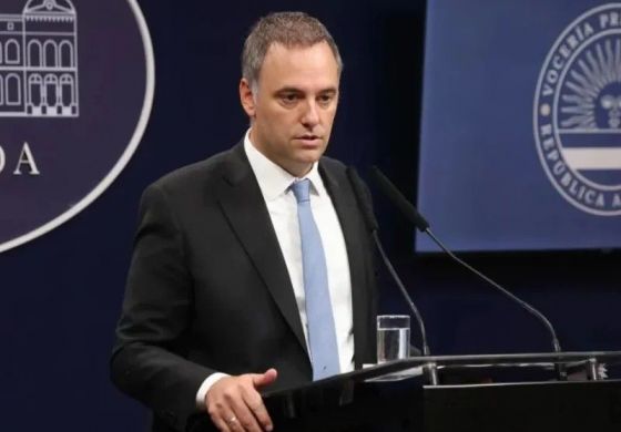 Docentes universitarios protestan con clases públicas frente a la casa de Adorni en Caballito