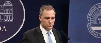 Docentes universitarios protestan con clases públicas frente a la casa de Adorni en Caballito